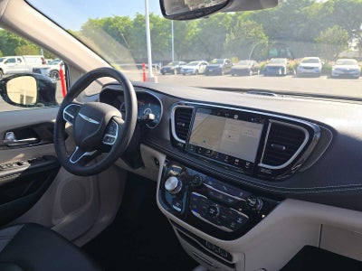 2024 Chrysler Pacifica Hybrid Select