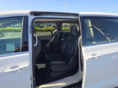 2024 Chrysler Pacifica Hybrid Select