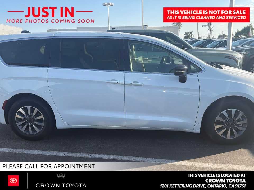 2024 Chrysler Pacifica Hybrid Select