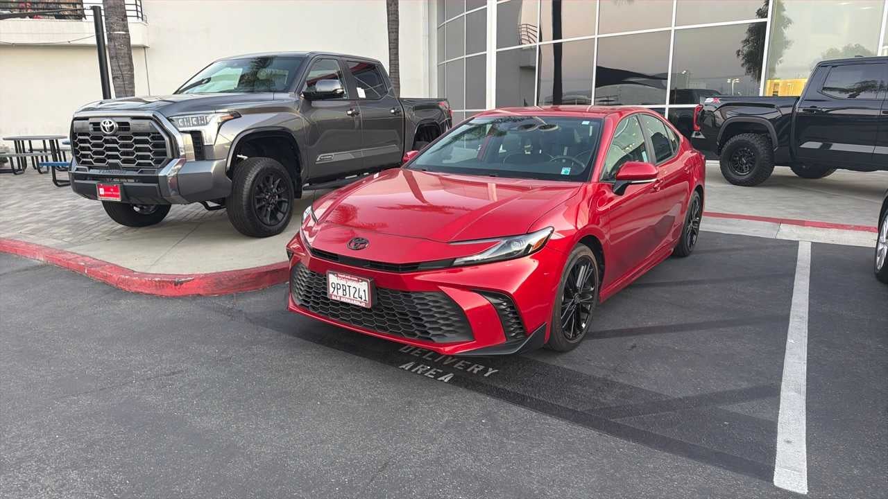 2025 Toyota Camry SE Hybrid's photo