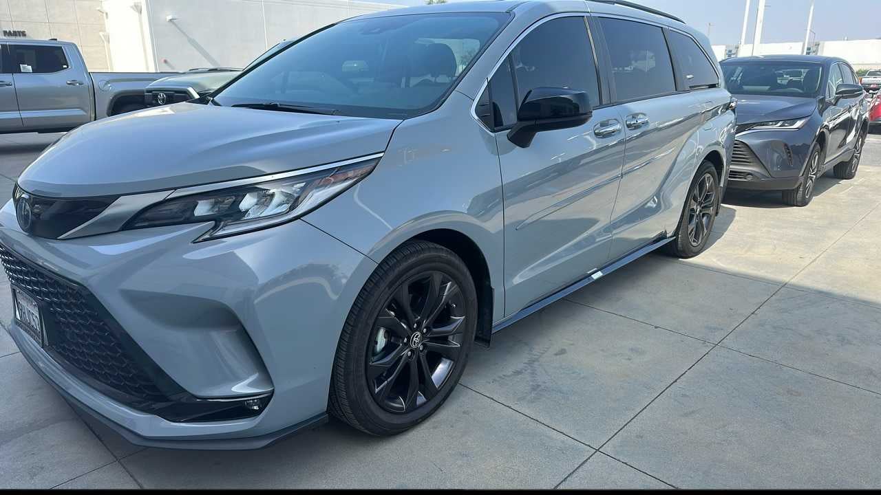 2023 Toyota Sienna XSE 7-Passenger Hybrid FWD's photo