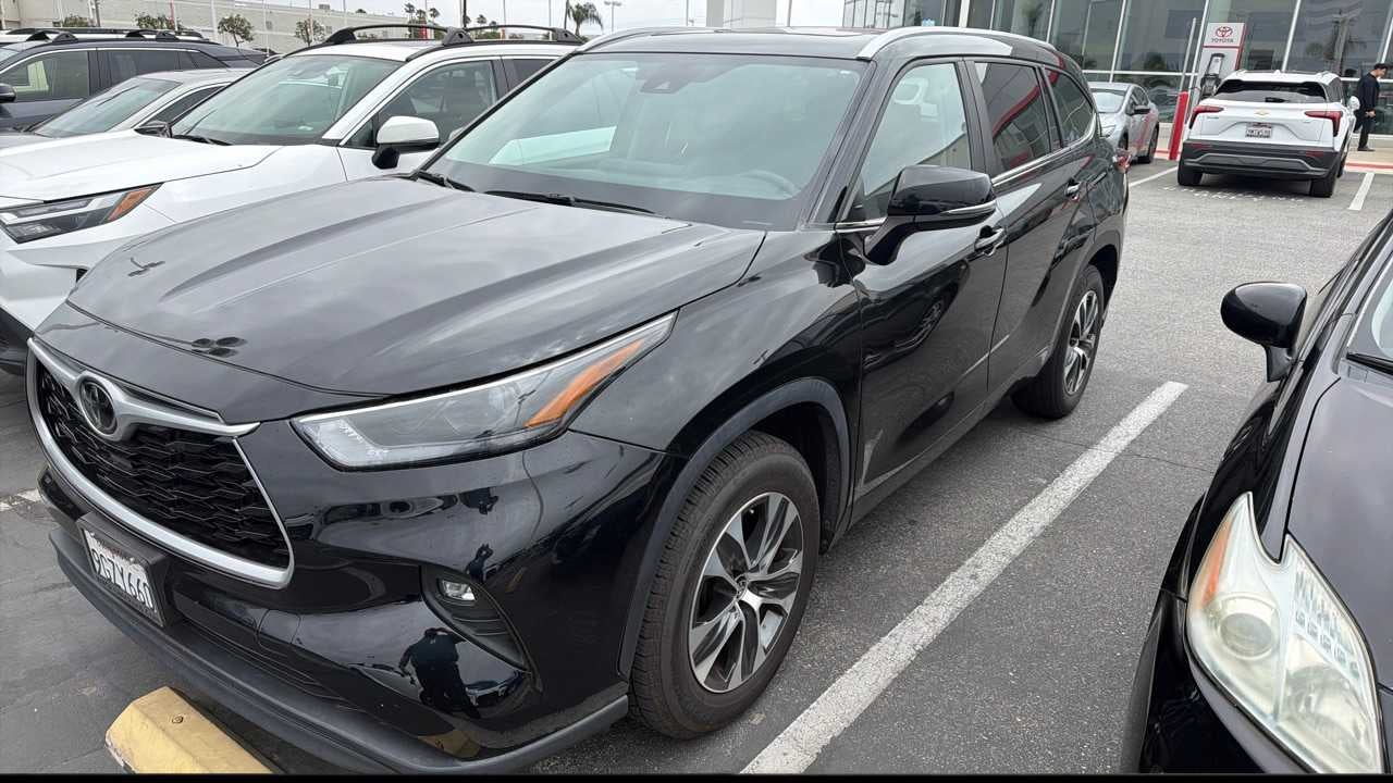 2023 Toyota Highlander XLE FWD's photo