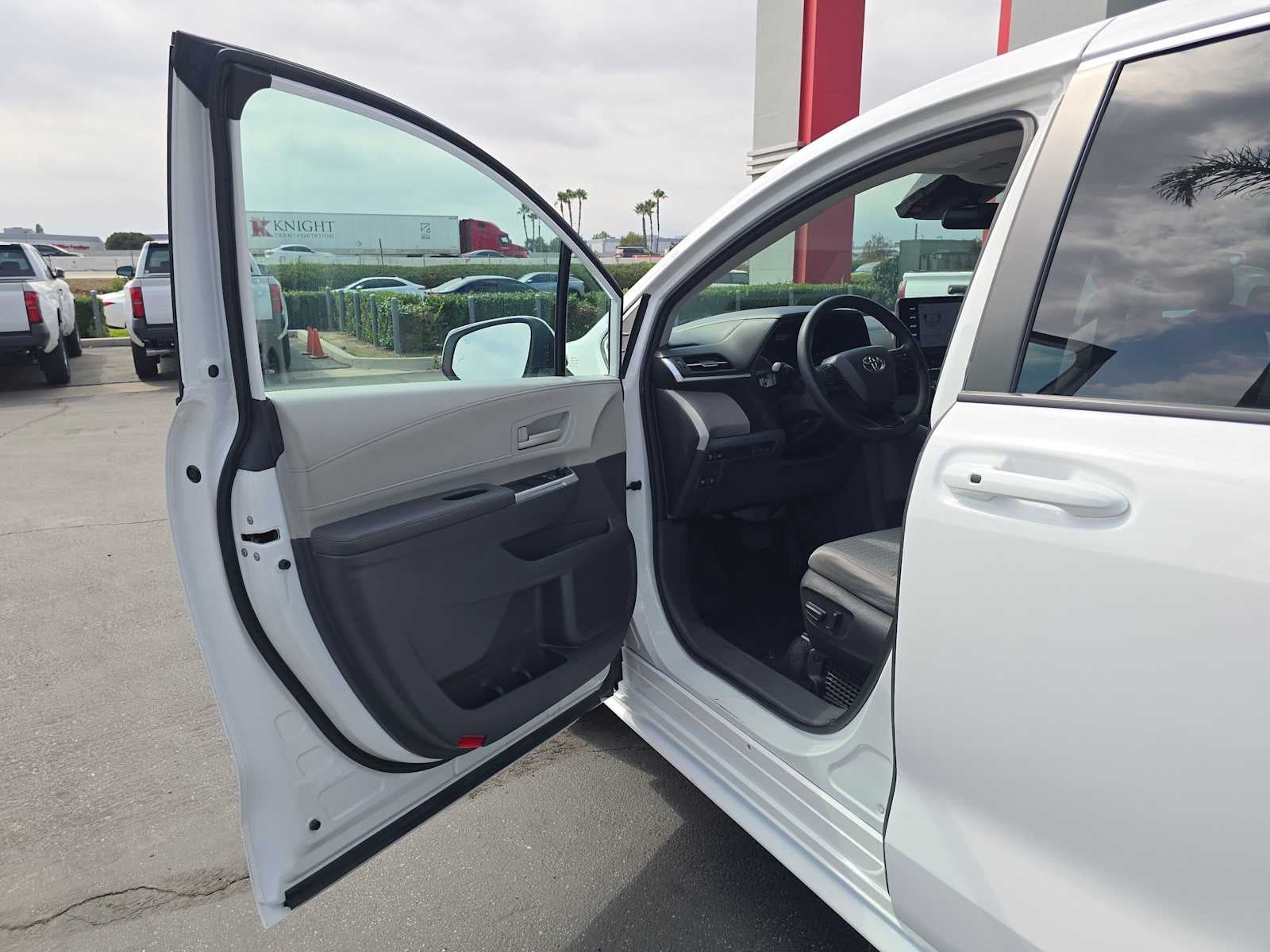 2023 Toyota Sienna LE