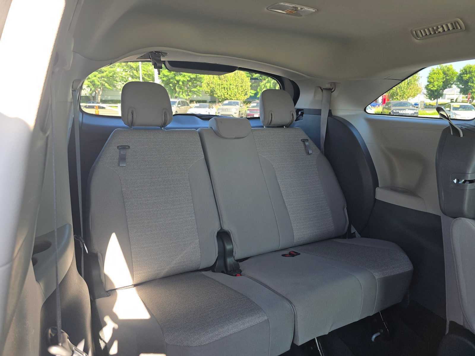 2022 Toyota Sienna LE