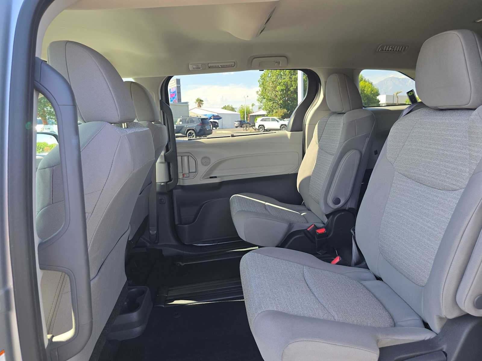 2022 Toyota Sienna LE