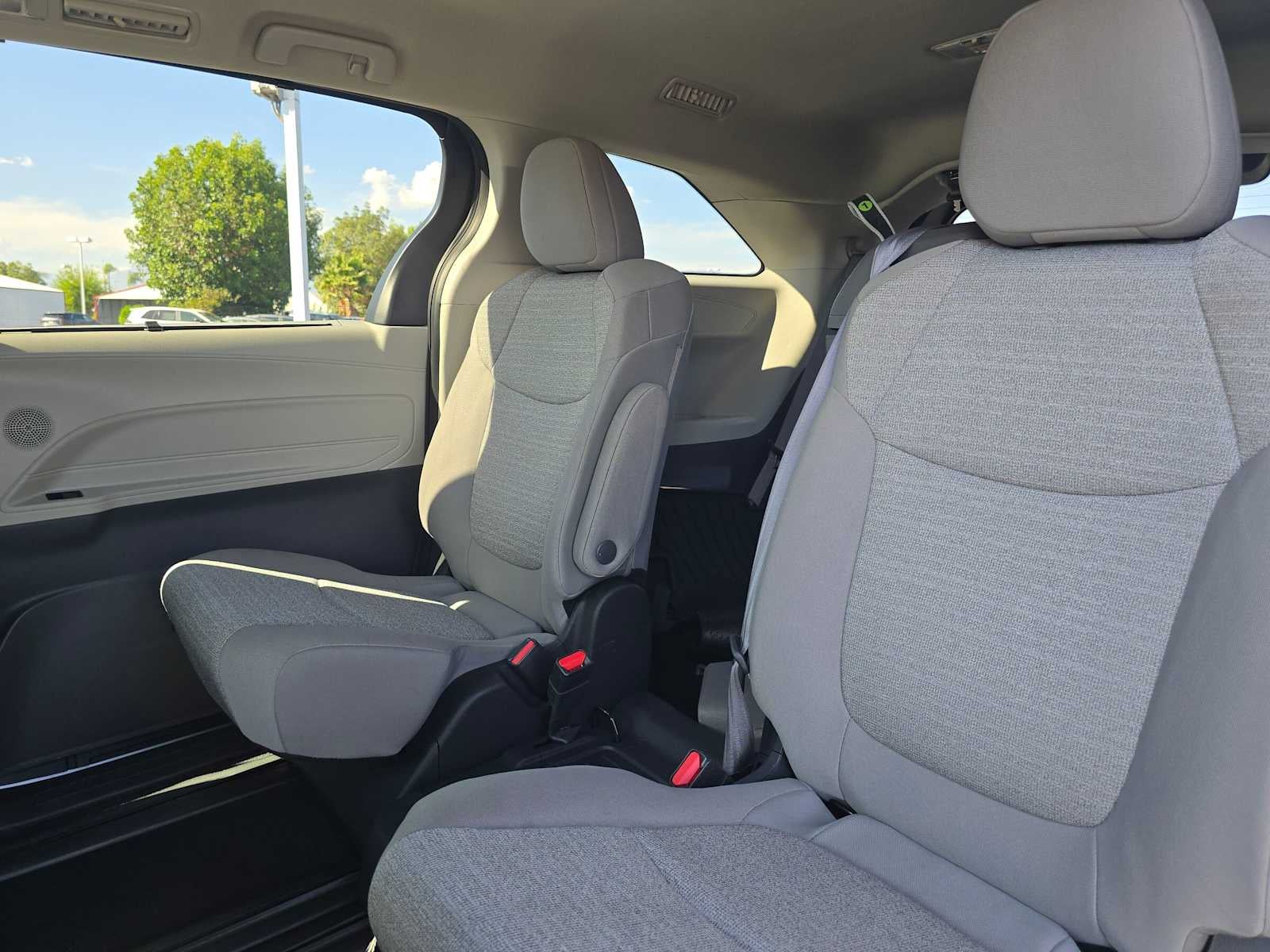 2022 Toyota Sienna LE