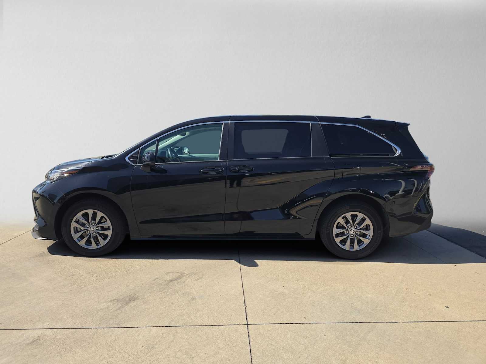 2023 Toyota Sienna LE