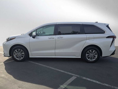2025 Toyota Sienna XLE