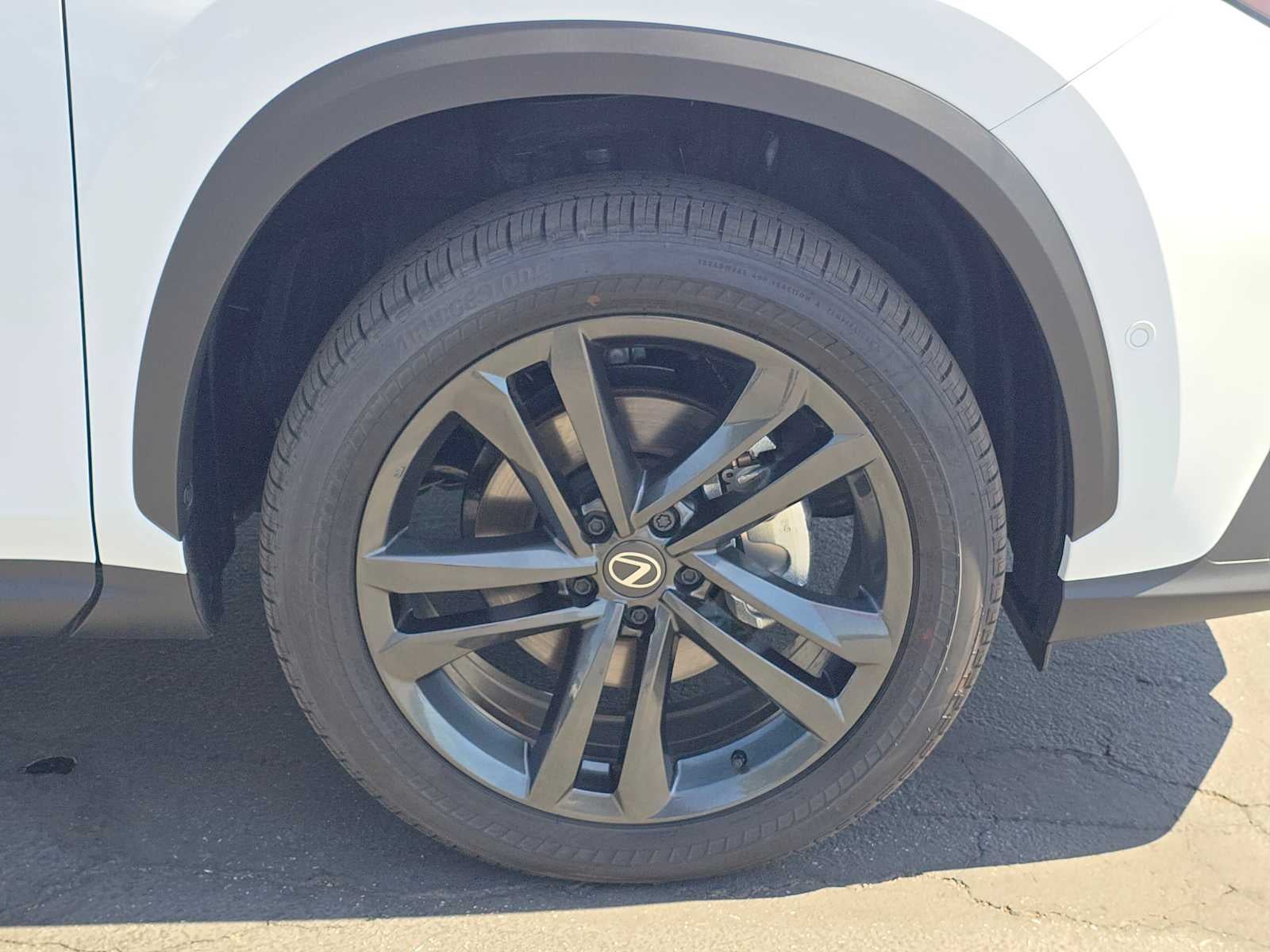 2026 Lexus NX PHEV 450h+ - Photo 9