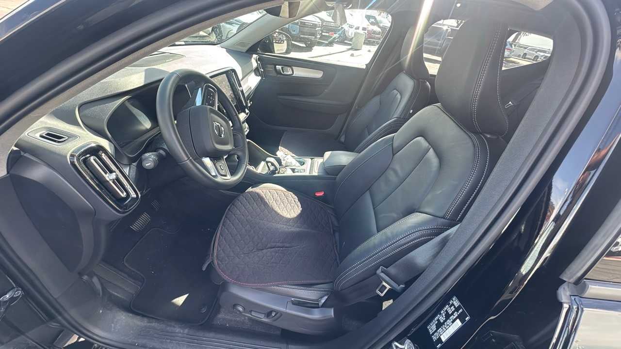 2022 Volvo XC40 Momentum